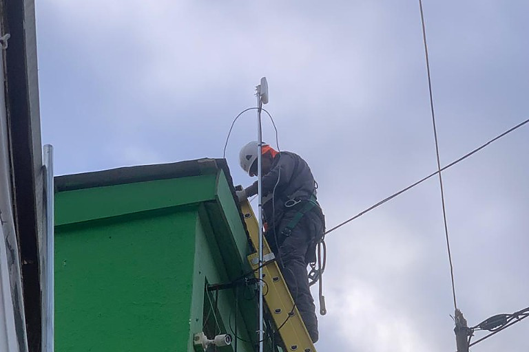 Trabajo real de instalación temporal CCTV; identidad y ubicación protegidas