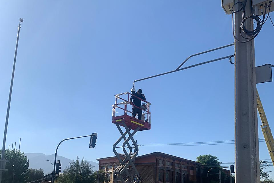 Trabajo real de montaje CCTV sobre infraestructura urbana; identidad protegida
