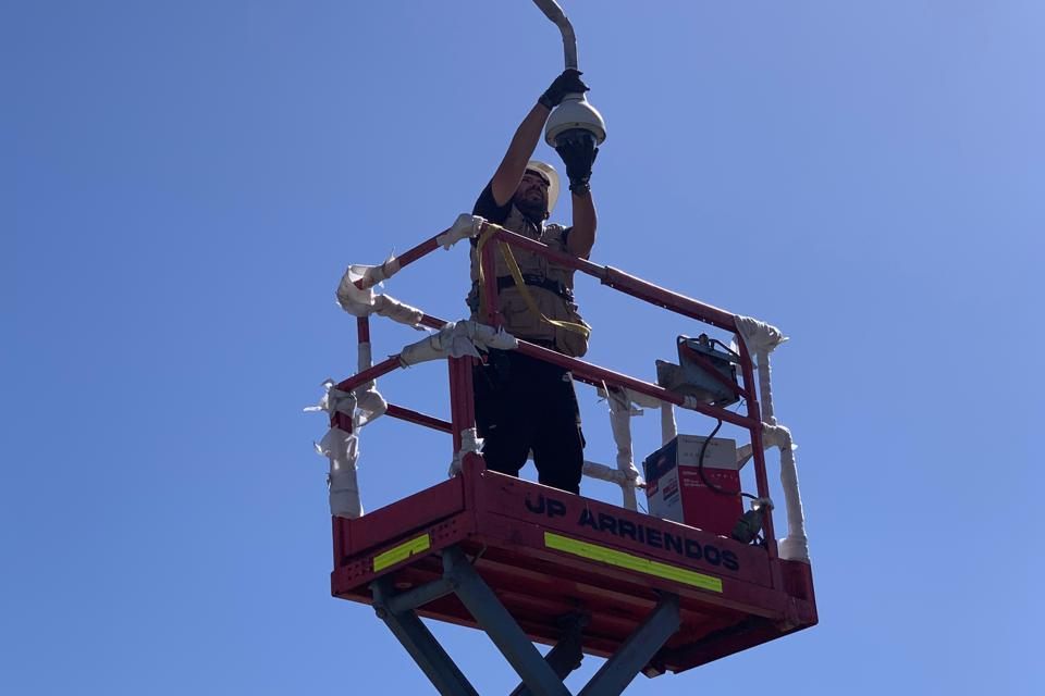 Técnico de Vigilox instalando una cámara en altura en San Felipe