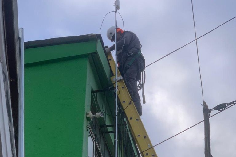 Técnico de Vigilox instalando cámaras para un evento municipal en Valparaíso